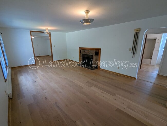 Building Photo - Country Living Spacious Ranch Duplex with ...