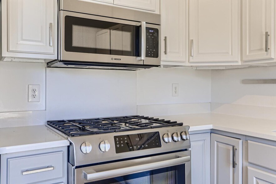 Building Photo - Striking Whittier Victorian home with full...