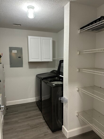 Large laundry room and pantry - 10075 Gate Pky N