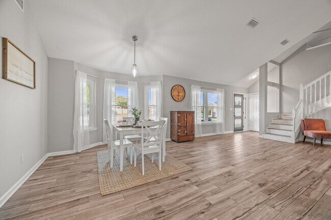 Building Photo - Stunning 4 bedroom with two bonus spaces, ...