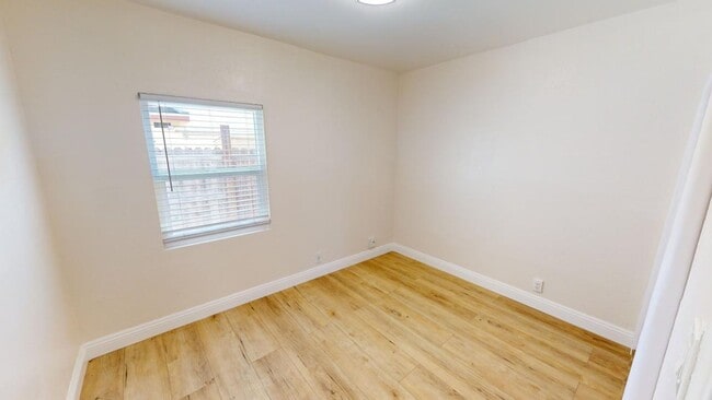 Building Photo - Charming 2 bed, 1.5 bath home with views of Downtown!