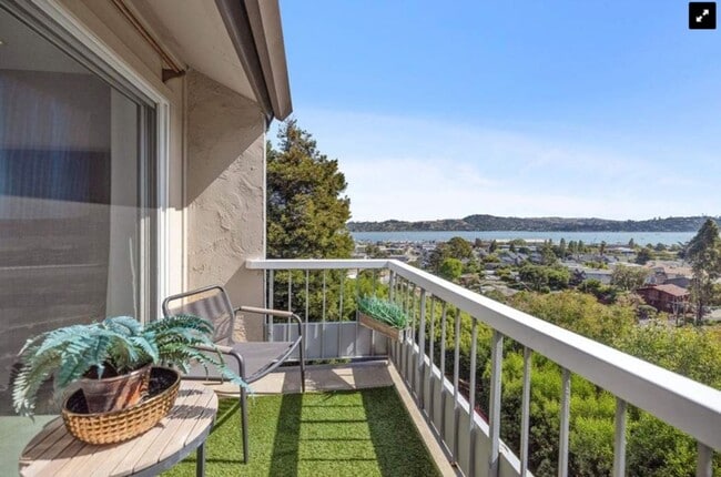 Building Photo - Vacation living every day. 2Bed/2Bath