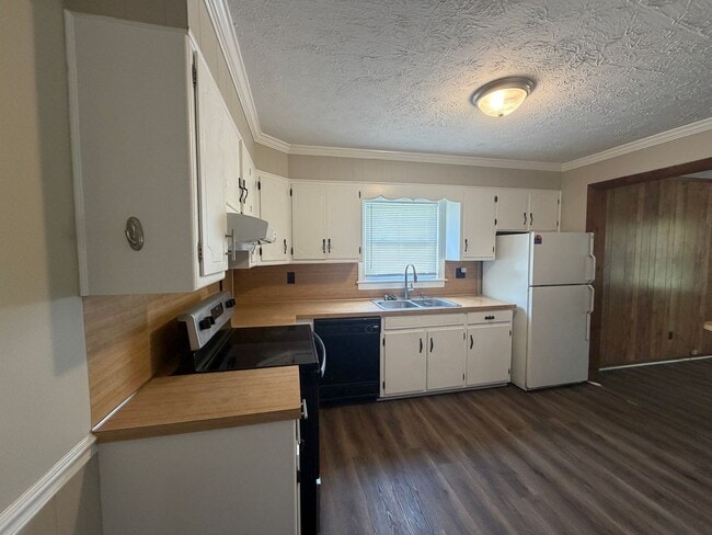 Building Photo - 2 Bed 1 Bath Home