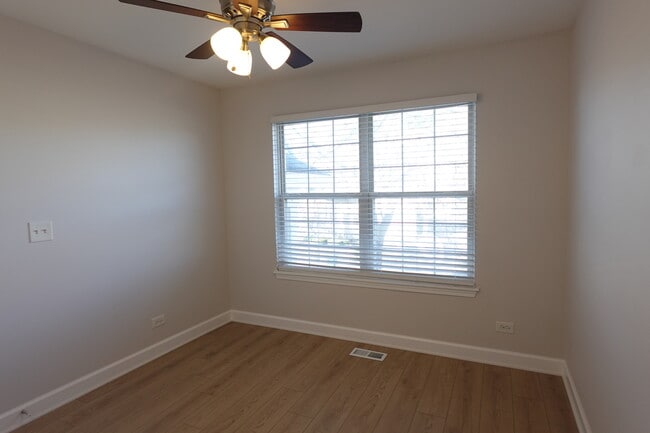 Building Photo - 881 Essex Cir
