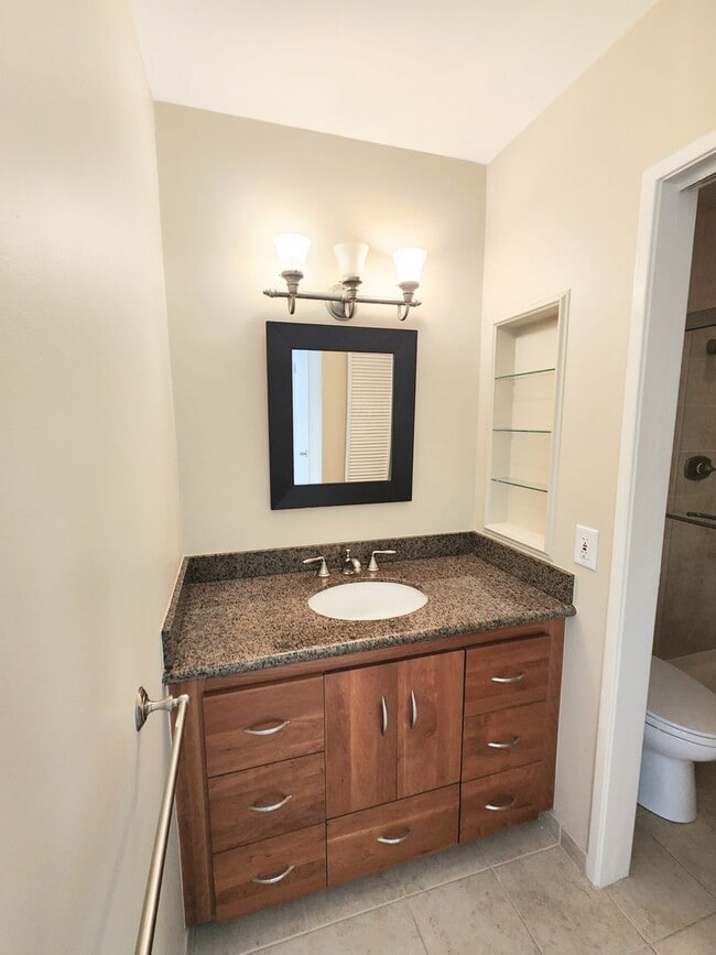 Building Photo - Woodlake two bed, 2 bath