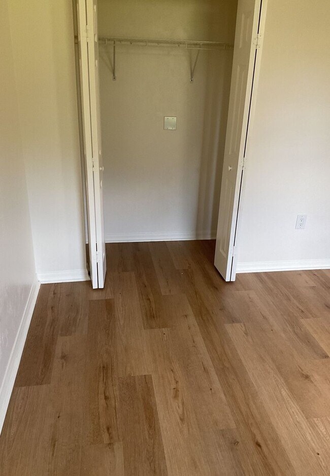Building Photo - Spacious 3/2 in Eagle Point