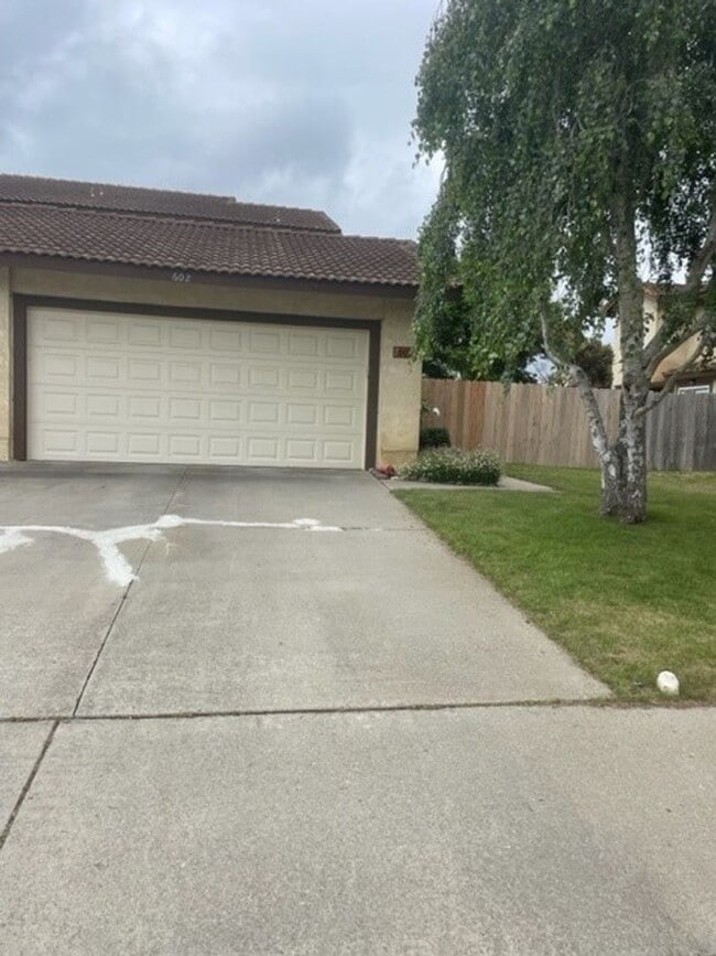 Building Photo - Updated Summerwood home