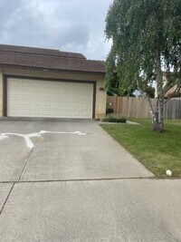 Building Photo - Updated Summerwood Townhome