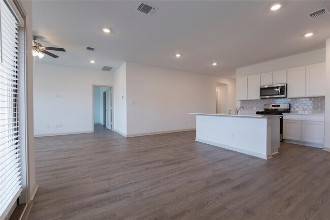 Building Photo - 132 Ft Clark Spgs Dr