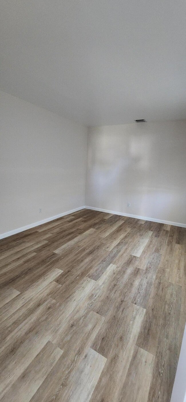 Building Photo - 8368 SE Pine Cir