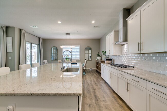 Building Photo - Luxury Rental with Mountain Views in Gated Henderson Community