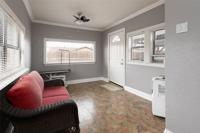 Building Photo - South-side 3 bed 1.5 bath