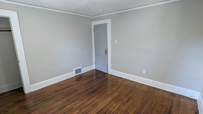 Building Photo - Newly renovated gem located in Akron