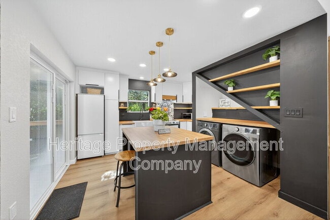Building Photo - 9115 Timber Ranch