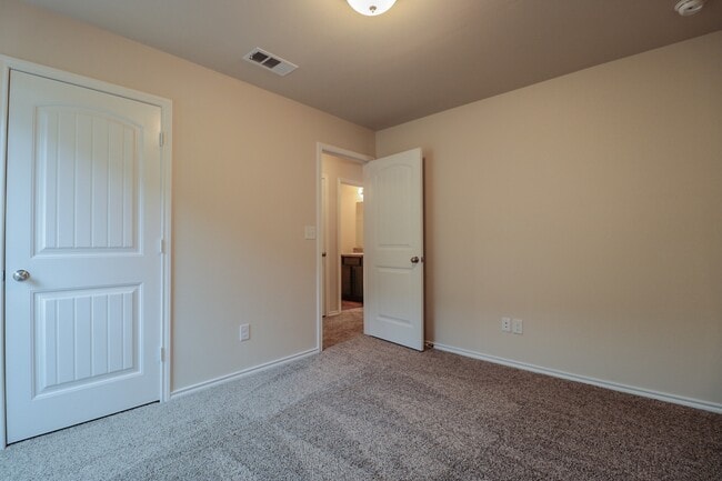 Building Photo - 3bed/2bath Available Now!