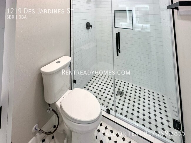 Building Photo - 1219 Des Jardines St