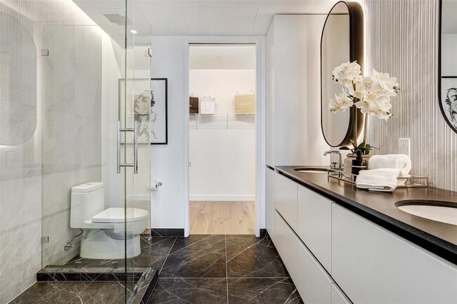 Building Photo - 610 Davis St