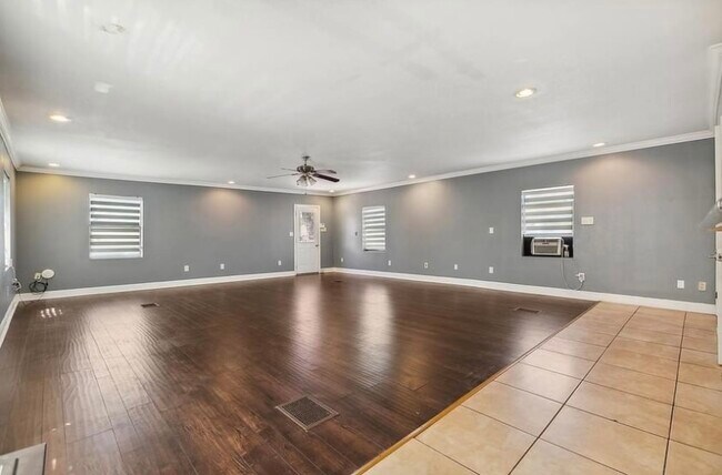 Building Photo - 2135 Mirabeau Ave