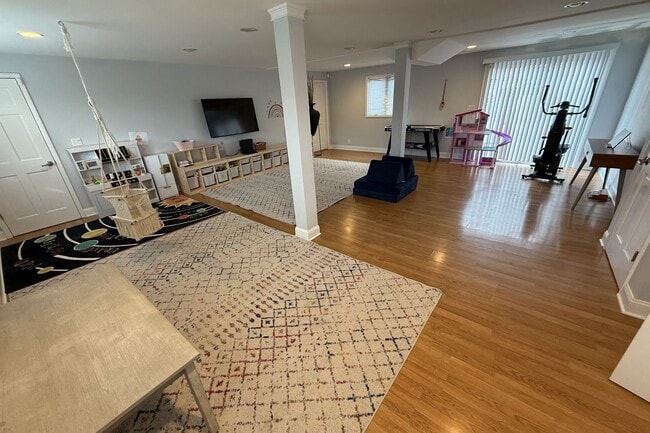 Building Photo - 9 Gibbs Rd