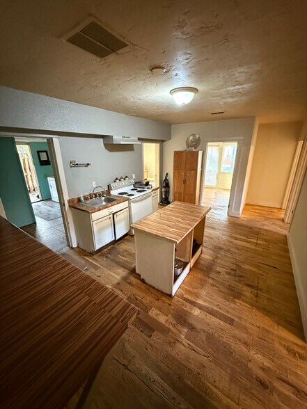 Primary Photo - 123.5 S Latah St