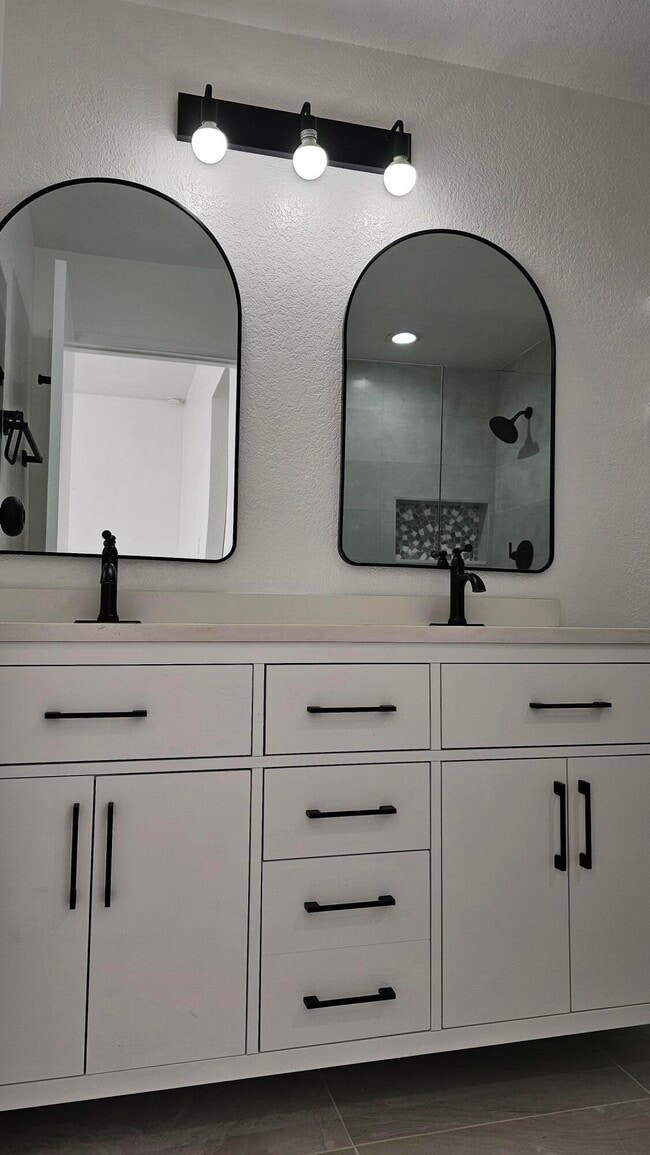 Building Photo - 2601 S Broadmoor Dr