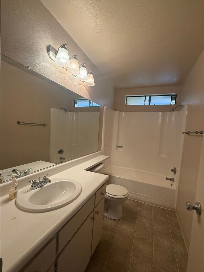 Building Photo - 3 Bed, 2 Bath Home with 2-Car Garage in Quail Lake Area