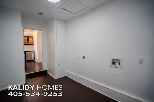 Building Photo - 413 Winding Ln