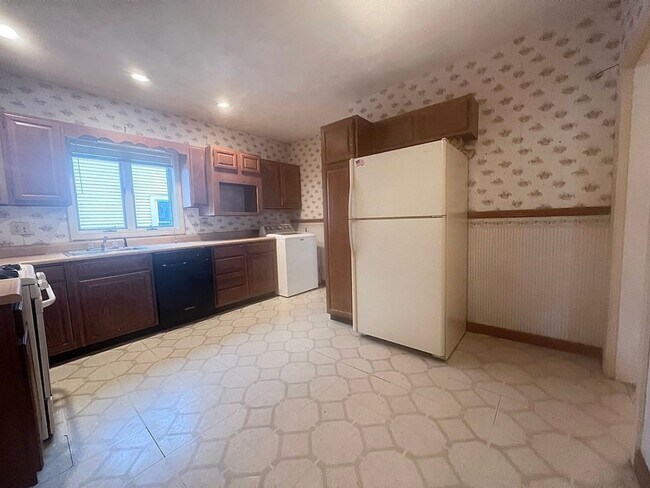 Building Photo - 3 Off-Street Parking & In-Unit Laundry 3-bed