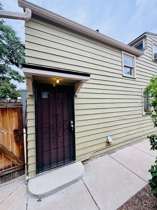 Building Photo - Cute 3 Bedroom 2 Bath in Lakewood!