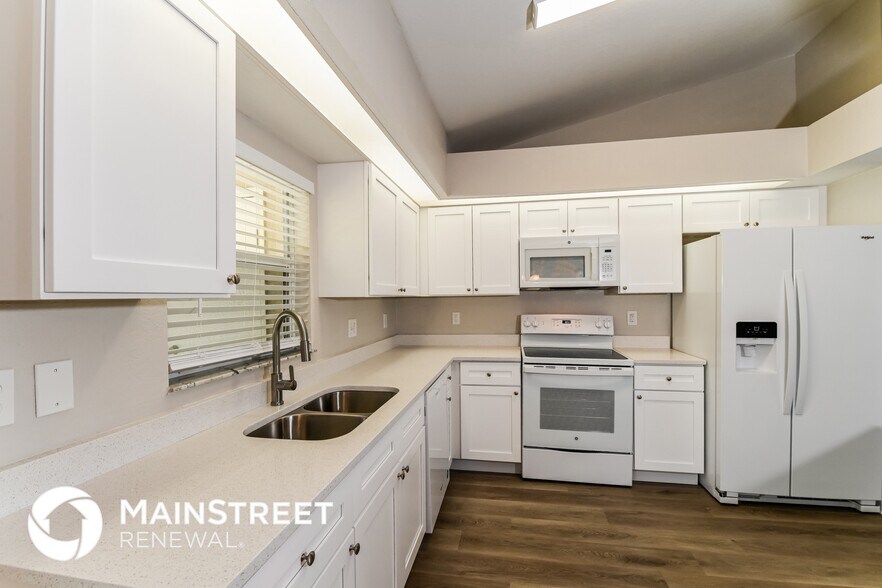Building Photo - 349 SW 28th Pl