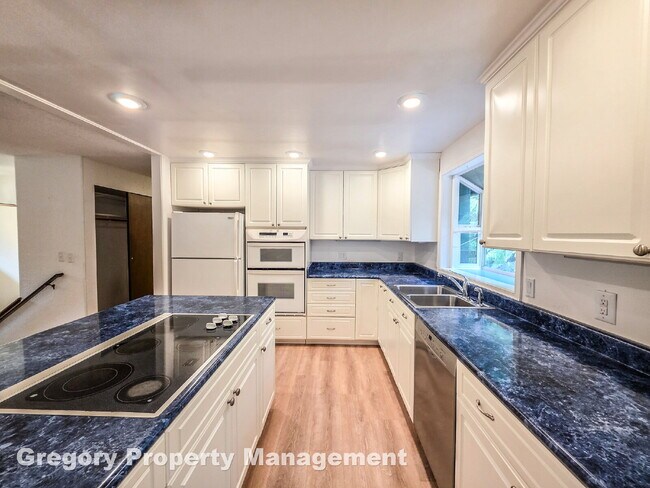 Building Photo - !! $3500 for 18 month lease !!  Private La...