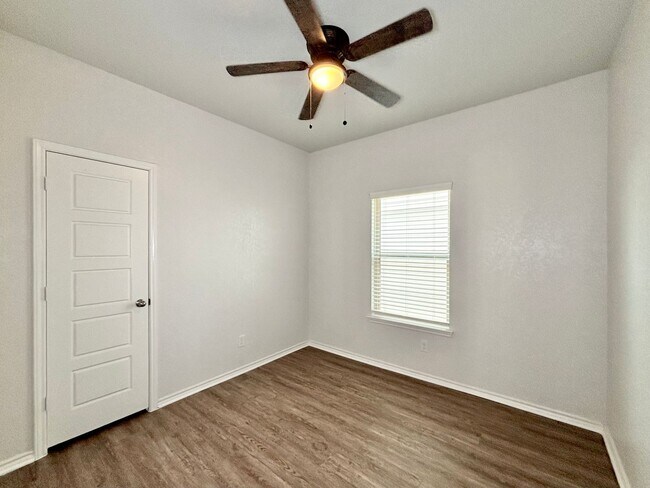Building Photo - 1 Story Home with 4 Bedrooms!