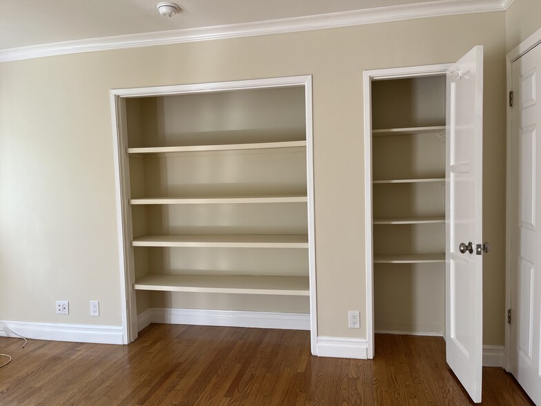 BOOKSHELVES - 10949 Massachusetts Ave
