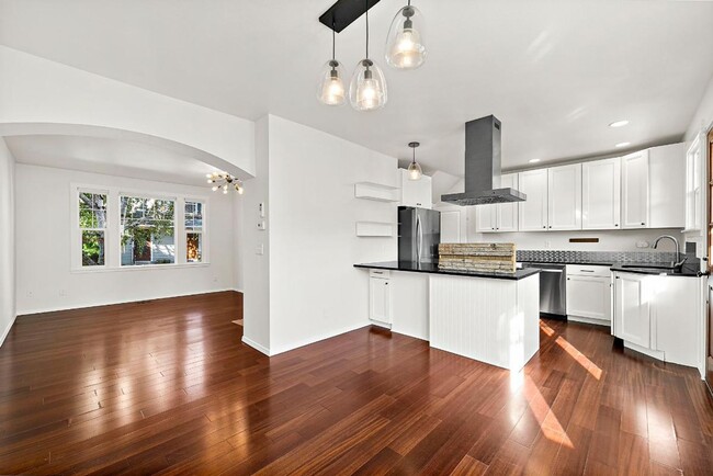 Building Photo - Modern 4-Story Townhouse in Tacoma’s Histo...