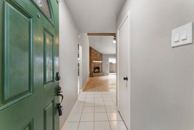 Building Photo - 1010 E Red Cedar Cir