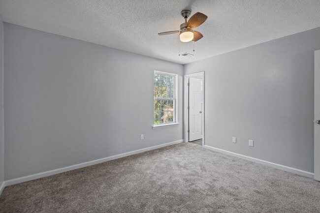 Building Photo - Beautiful 3 bedroom HOME