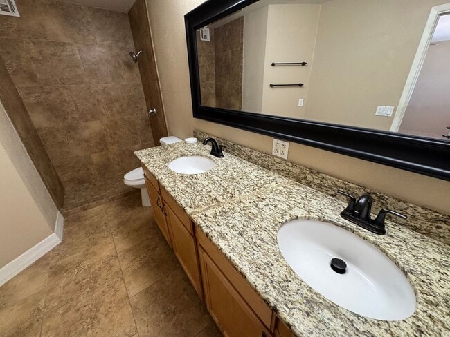 Building Photo - 3 Bedroom - 2  Bedroom - 1656 Sq. Ft - Cas...