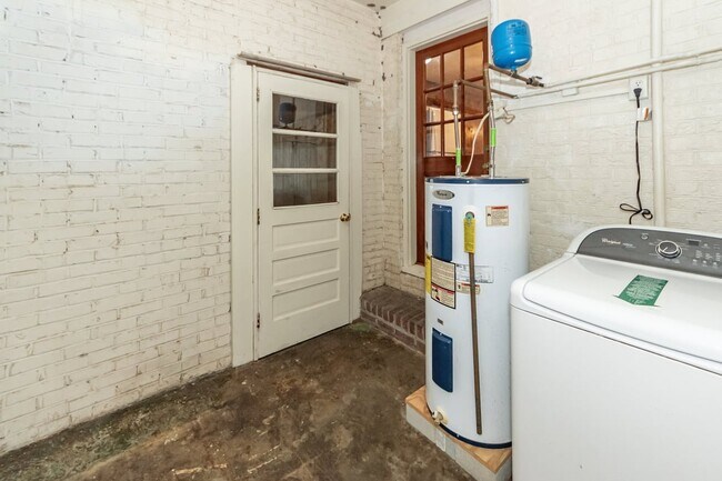Building Photo - 453 Wade Hampton Dr