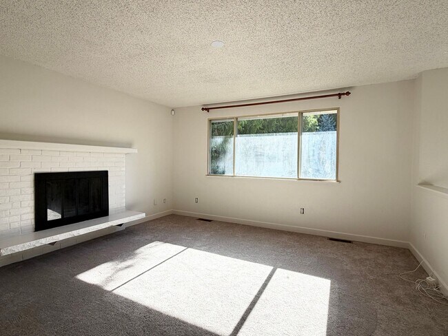 Building Photo - Fully updated 4 bedroom Federal Way home