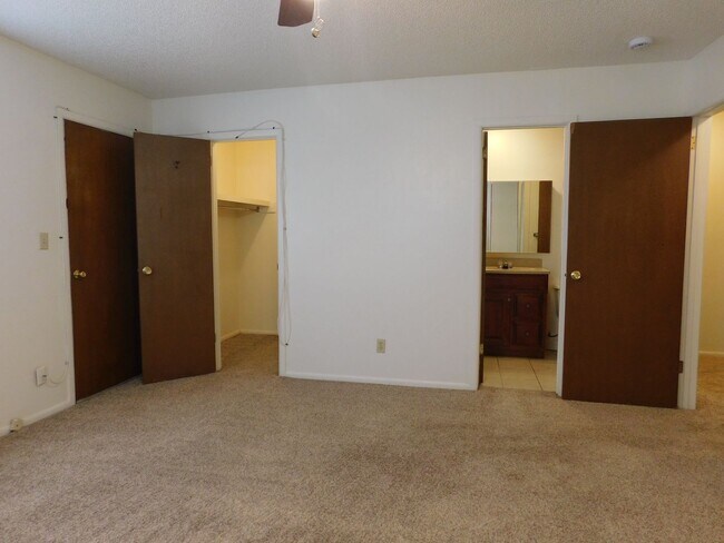 Building Photo - 402 Dressell Dr