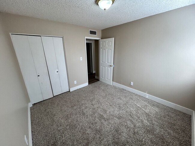 Building Photo - Single Story 3/2 *NO HOA* *NEW* Paint & *N...