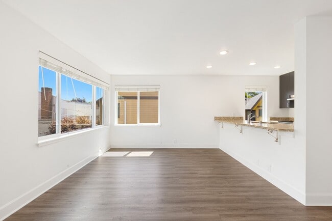 Building Photo - Admiral District 1 Bedroom Condo with Laun...