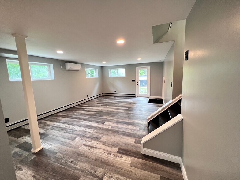 Building Photo - 9499 Maple Knoll Dr