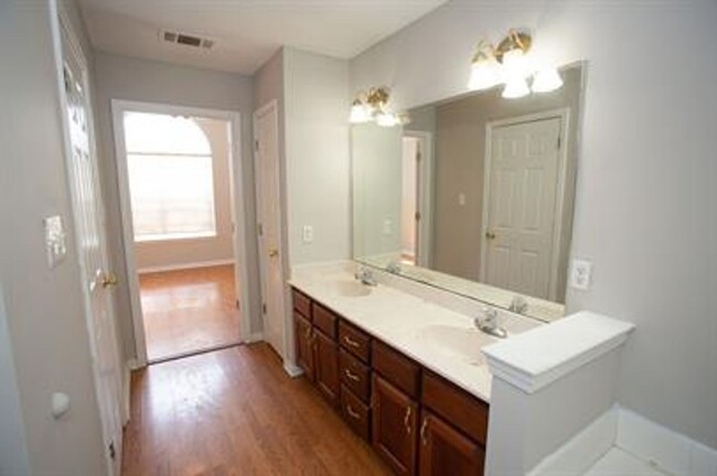 Building Photo - Beautiful 3-Bedroom Home in Cordova-Modern...