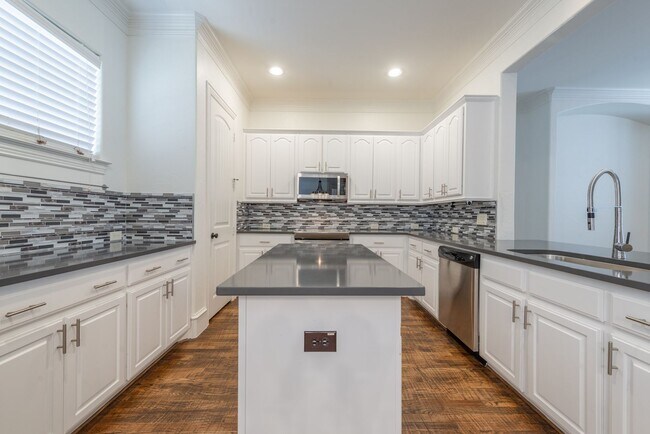 Building Photo - Beautiful Tuscan feel Condo Lower Greenville area