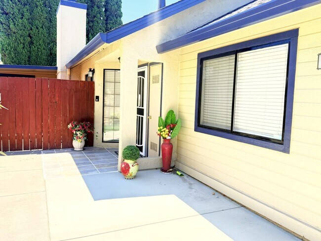 Building Photo - Charming Single Story with Pool Access