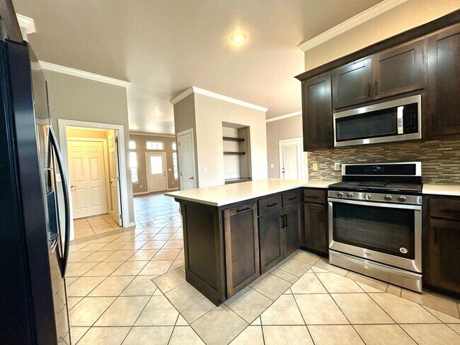 Building Photo - Spacious 3 bed 2 bath Single Family with a Large Fenced Backyard!