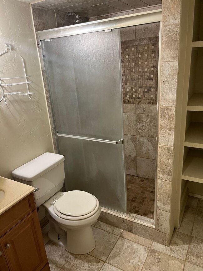 Building Photo - 3 Bed 1 Bath Downstairs unit.