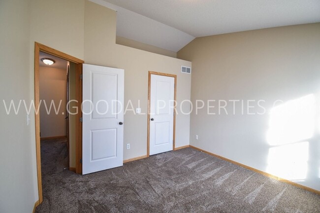 Building Photo - RENT REDUCED!!! 2 Bedroom 2 Bath Townhome in Urbandale with attached 2 car garage!