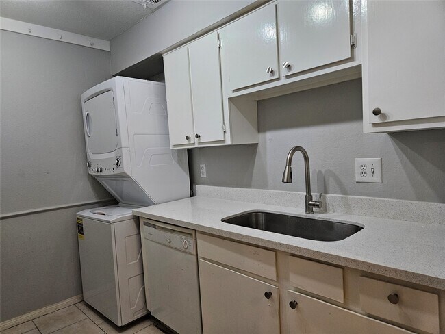 Building Photo - 5711 Sugar Hill Dr